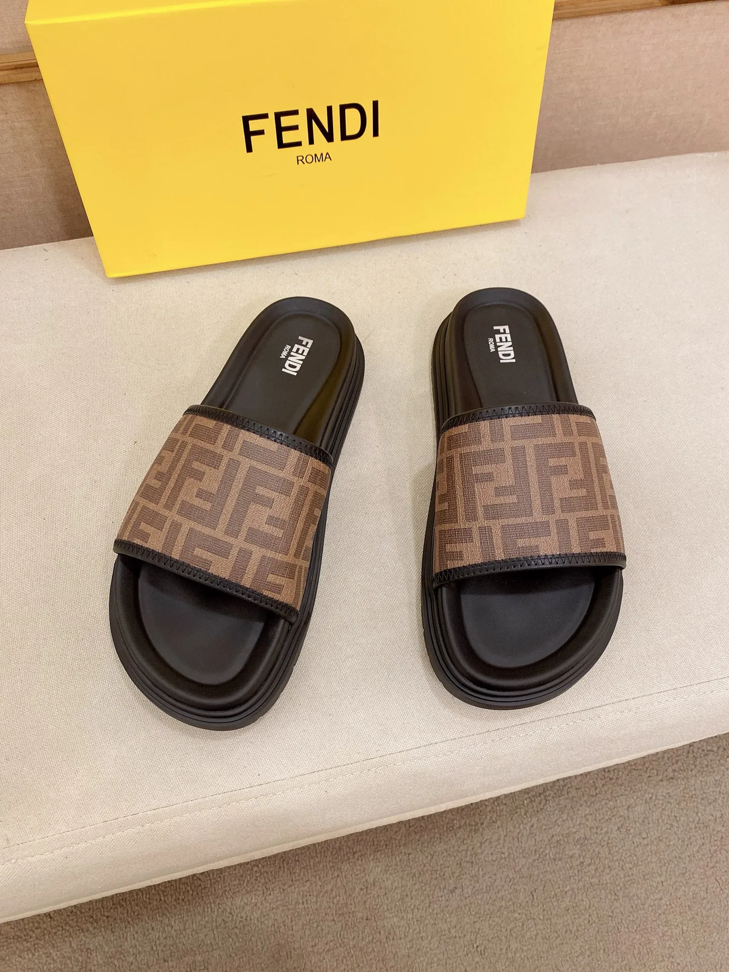 Factory price: 320💰 [Fendi Slippers] High-end brand of men's shoes, official website 1:1 latest masterpiece: original mold customization, the fabric is made of imported original materials, upgraded outsole, lighter and non-slip. The market's top quality, simple yet tasteful, a must-have for fashionistas, fashionable at your feet, full of confidence, the same style at the counter 👍The season of summer slippers is here. Code: 38-44 (45 is custom-made and cannot be returned or exchanged)